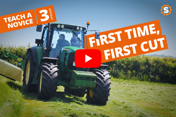 Novato aprende a cortar a relva com um trator John Deere 6155 M